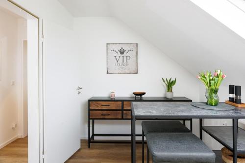 a dining room with a table and benches at VISTAMO Dorsten-Rhade, modernes Apartment in Dorsten