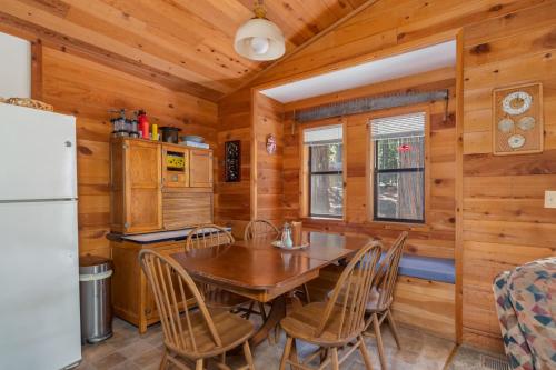 a dining room with a table and chairs in a cabin at Shasky Retreat in Dorrington