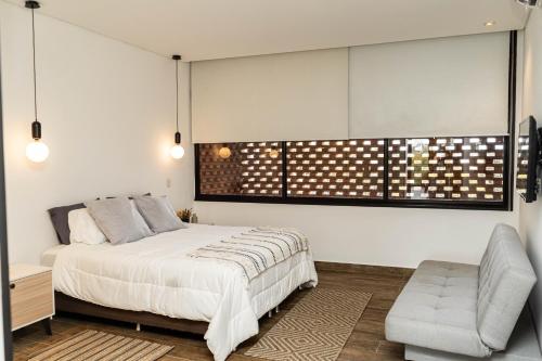 Un pat sau paturi într-o cameră la Spacious apartment with Style and Natural Light