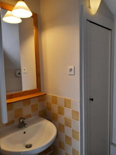 une salle de bain avec un lavabo et un miroir dans l'établissement Résidence La Marelle et Le Rami - maeva Home - Appartement 3 pièces 7 personnes - Sélection MAE-3194, à La Plagne Tarentaise