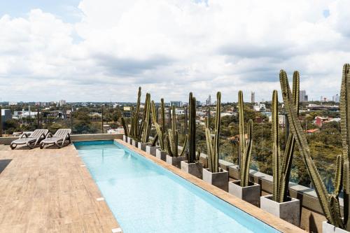 Piscina de la sau aproape de Spacious apartment with Style and Natural Light