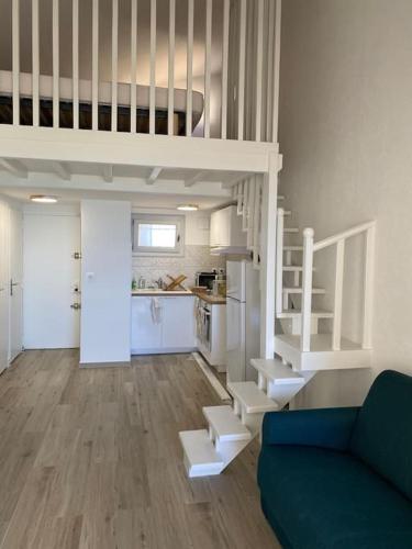 - un salon avec un canapé et une mezzanine dans l'établissement Superbe appart rénové, vue mer, au Cap d'Agde