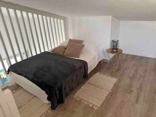 une chambre avec un lit et un parquet dans l'établissement Superbe appart rénové, vue mer, au Cap d'Agde