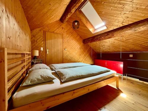 Ένα ή περισσότερα κρεβάτια σε δωμάτιο στο La Val Swiss Alpine Cottage with Southern Flavor
