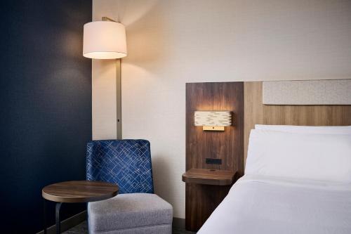 Katil atau katil-katil dalam bilik di Holiday Inn Express & Suites Kitchener Southeast by IHG