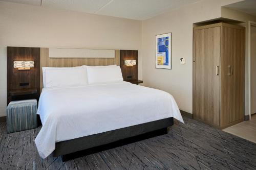 Katil atau katil-katil dalam bilik di Holiday Inn Express & Suites Kitchener Southeast by IHG