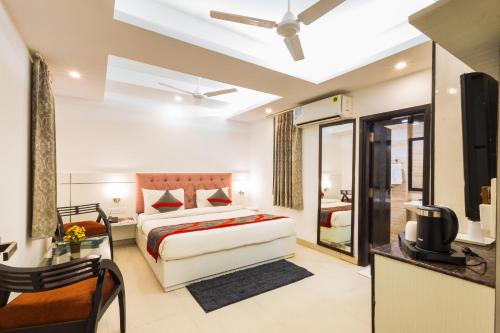 Ένα ή περισσότερα κρεβάτια σε δωμάτιο στο Hotel The Gold Inn - Walking Distance From Gaffar Market Karol Bagh Delhi