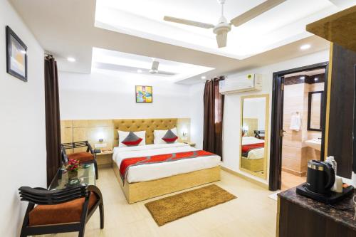 Postel nebo postele na pokoji v ubytování Hotel The Gold Inn - Karol Bagh Delhi