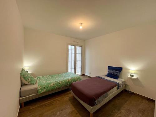 une chambre avec un lit et une fenêtre dans l'établissement Ravissante maison à Abzac WIFI & Clim, à Abzac