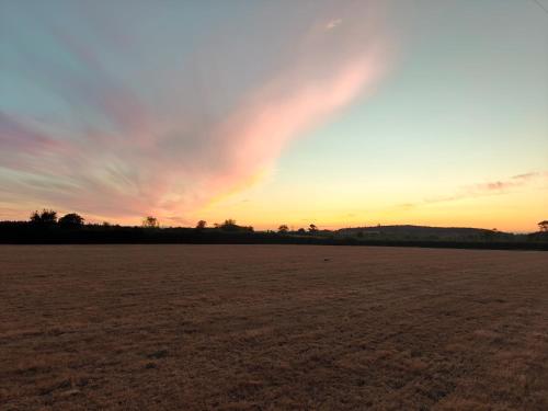 Η ανατολή ή δύση του ηλίου όπως φαίνεται από αυτή η παραθεριστική κατοικία ή από εκεί κοντά