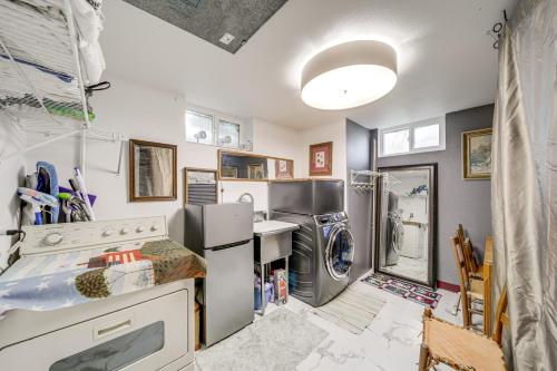 una lavanderia con lavatrice e asciugatrice di Hot Tub and Sweeping Views Apt in Clarkston! a Clarkston