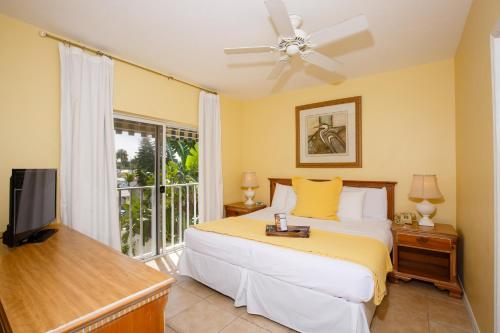 A bed or beds in a room at Naples Garden Inn