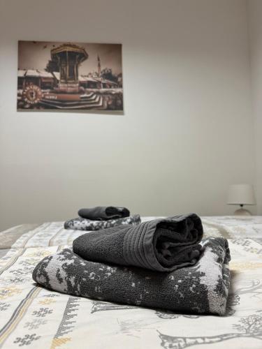 2 coperte su un letto in una stanza di Sarajevo Rooms a Sarajevo
