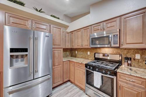 Cucina o angolo cottura di Cozy Getaway with King Bed, BBQ & Spacious Backyard