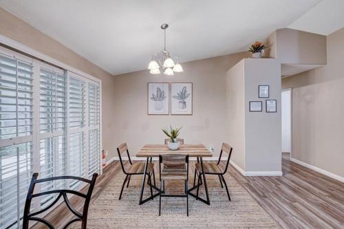 Foto dalla galleria di Cozy Getaway with King Bed, BBQ & Spacious Backyard a Henderson