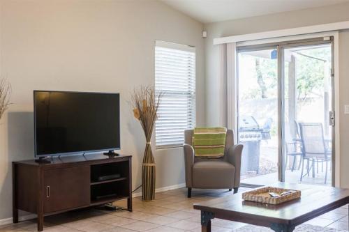 Gallery image of Cozy house near stadium with pool heater, BBQ in Avondale