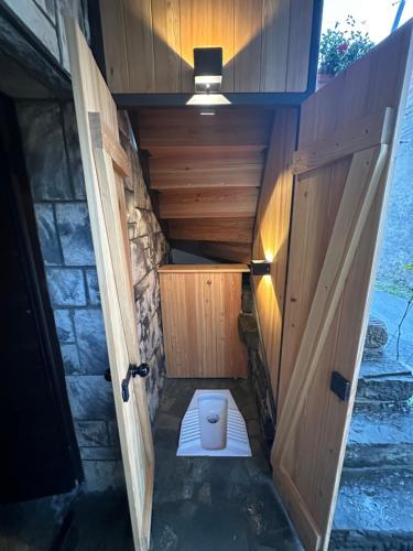 a bathroom with a toilet in the middle of a door at PERLE d ARCONI in Renče