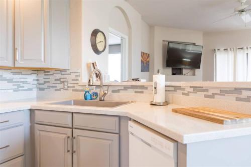 Η κουζίνα ή μικρή κουζίνα στο Gated Ocotillo Townhouse with heated pool, spa, BBQ