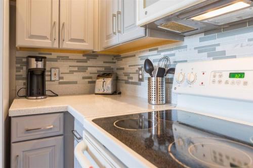 Η κουζίνα ή μικρή κουζίνα στο Gated Ocotillo Townhouse with heated pool, spa, BBQ