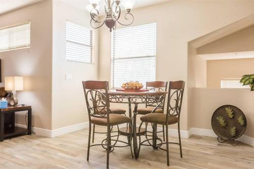 Χώρος καθιστικού στο Gated Ocotillo Townhouse with heated pool, spa, BBQ