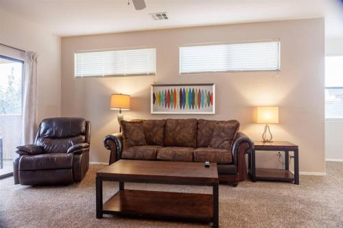 Χώρος καθιστικού στο Gated Ocotillo Townhouse with heated pool, spa, BBQ