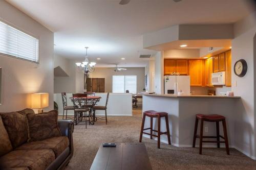 Η κουζίνα ή μικρή κουζίνα στο Gated Ocotillo Townhouse with heated pool, spa, BBQ