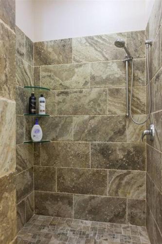 Ένα μπάνιο στο Gated Ocotillo Townhouse with heated pool, spa, BBQ