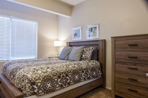 Ένα ή περισσότερα κρεβάτια σε δωμάτιο στο Gated Ocotillo Townhouse with heated pool, spa, BBQ