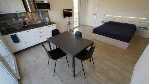a kitchen and dining room with a table and chairs at Relais la Terrazza in Bussolengo