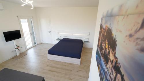 a room with a bed and a tv in it at Relais la Terrazza in Bussolengo