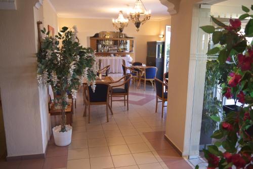 a dining room with a table and chairs at Fani Hotel in Loutra Edipsou