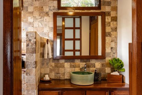 Bilik mandi di Yemaya Reefs, a Small Luxury Hotel