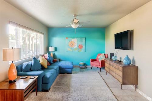 Μια τηλεόραση ή/και κέντρο ψυχαγωγίας στο Mid century modern condo near Old Town, pool & BBQ