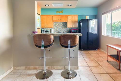 Η κουζίνα ή μικρή κουζίνα στο Mid century modern condo near Old Town, pool & BBQ