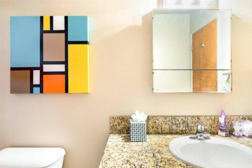 Ένα μπάνιο στο Mid century modern condo near Old Town, pool & BBQ