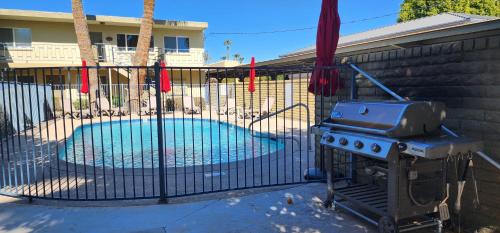 Πισίνα στο ή κοντά στο Mid century modern condo near Old Town, pool & BBQ