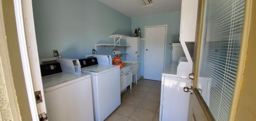 Η κουζίνα ή μικρή κουζίνα στο Mid century modern condo near Old Town, pool & BBQ
