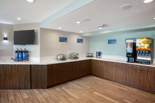 a waiting room with a counter and a refrigerator at Best Western Shadow Inn in Woodland
