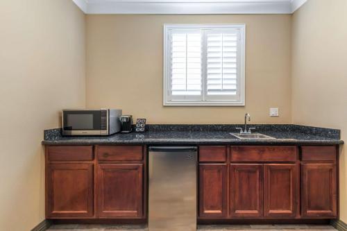 a kitchen with a sink and a microwave at Best Western PLUS Avita Suites in Torrance