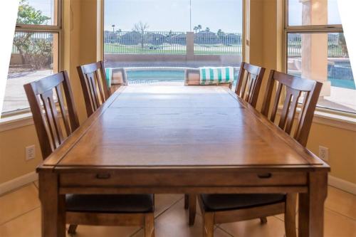 Φωτογραφία από το άλμπουμ του Spacious golf course house with pool heater, spa σε Goodyear