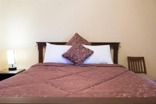 Ένα ή περισσότερα κρεβάτια σε δωμάτιο στο Spacious golf course house with pool heater, spa