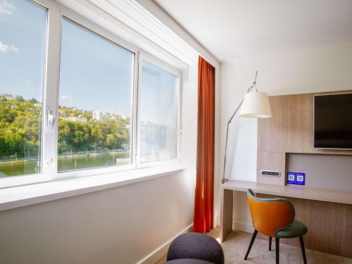 TV a/nebo společenská místnost v ubytování Novotel Lyon Centre-Confluence Bord de Saone