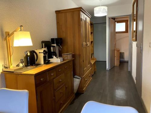 - une cuisine avec un comptoir et une cafetière dans l'établissement Le versant sud de Barcelonette, à Barcelonnette