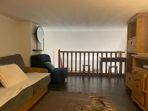 une chambre avec un lit, une table et des chaises dans l'établissement Le versant sud de Barcelonette, à Barcelonnette