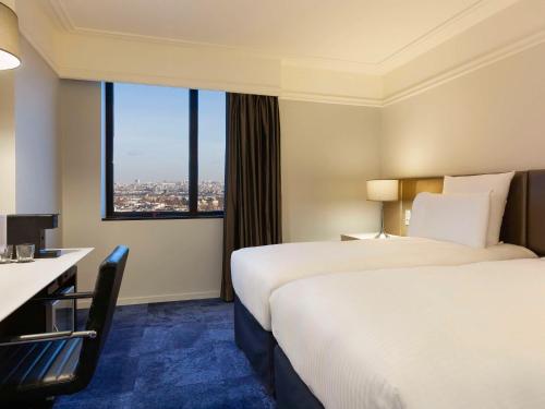 Katil atau katil-katil dalam bilik di Pullman Paris Montparnasse
