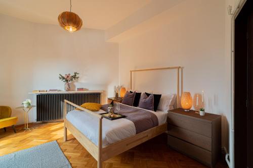 תמונה מהגלריה של Spacious 3BR Atrium Penthouse, Balcony, Cismigiu בבוקרשט