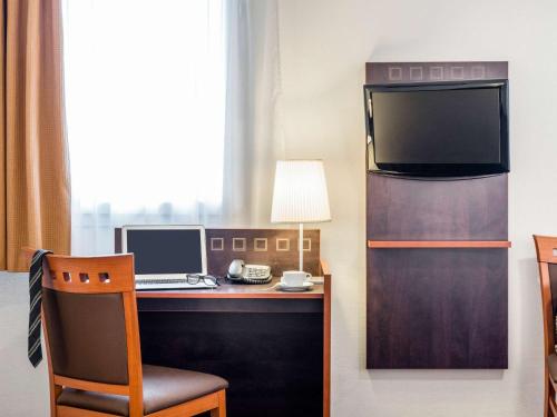 TV a/nebo společenská místnost v ubytování Aparthotel Adagio Access Paris Porte De Charenton