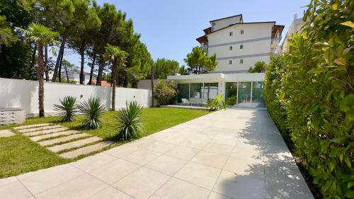 Zahrada ubytování White Beach Villa 1 - Luxury