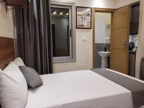 Postel nebo postele na pokoji v ubytování swiss hotel downtown