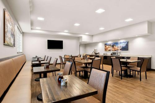 Μια τηλεόραση ή/και κέντρο ψυχαγωγίας στο Best Western Sawtooth Inn and Suites